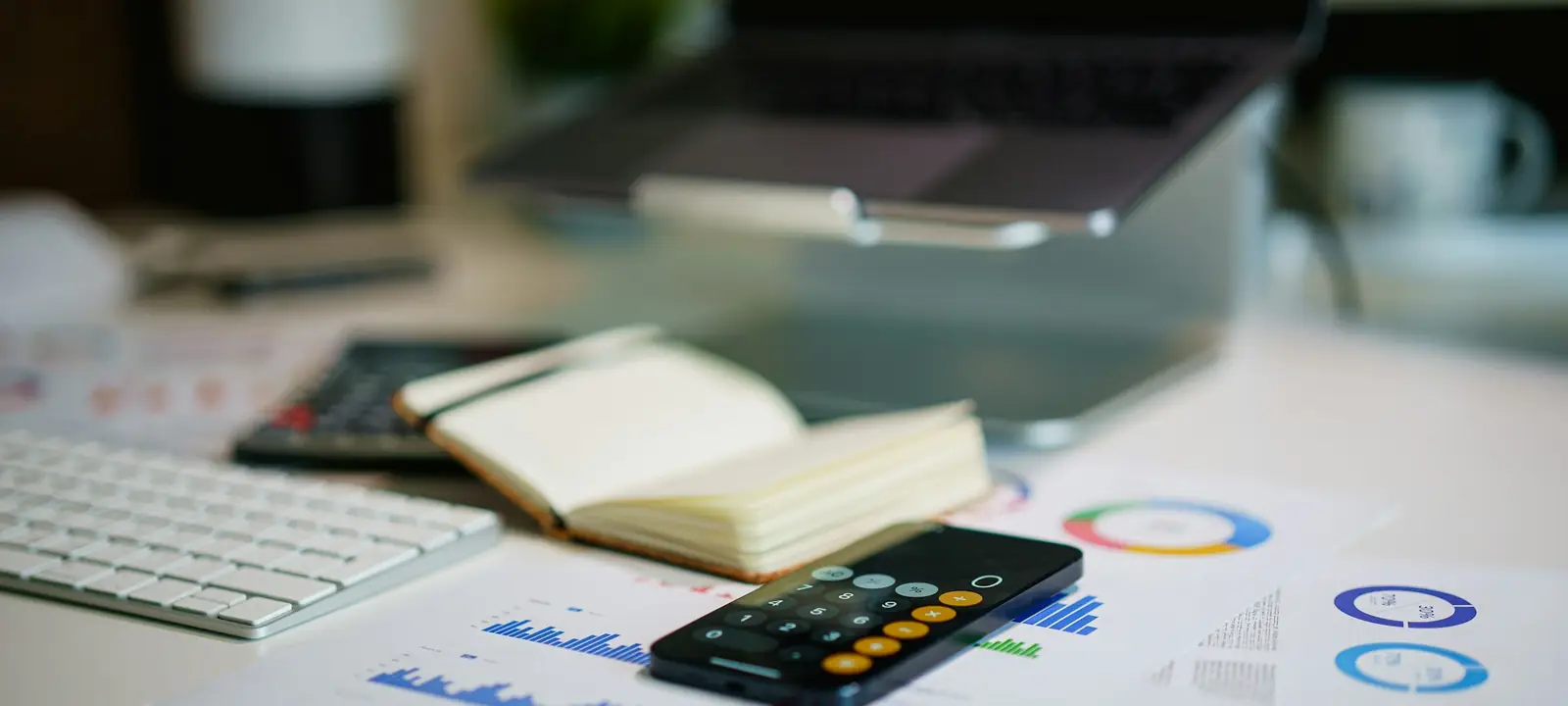 Kalkulator, notes i zestawienia finansowe na biurku