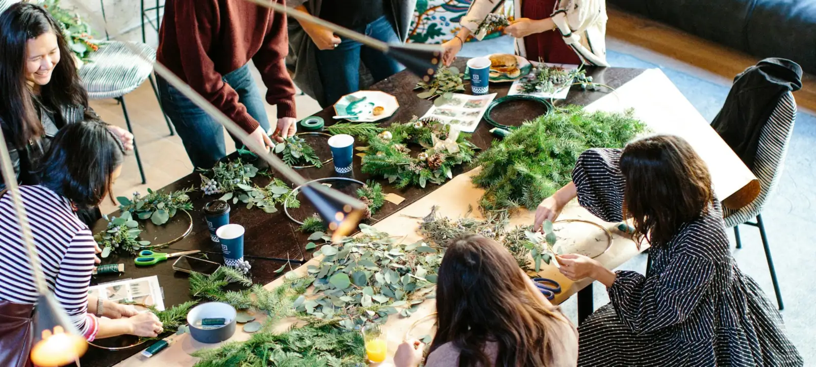 Wnętrze niewielkiej firmy podczas pracy zespołu