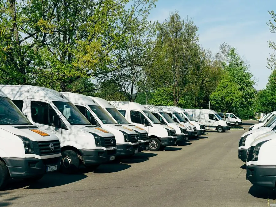 Flota samochodów dostawczych na parkingu firmowym